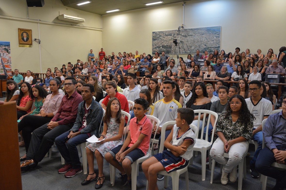 Visualize fotos Sessão Solene Diploma de Mérito Aluno Destaque Profª Laís Maiara dos Santos Mariano